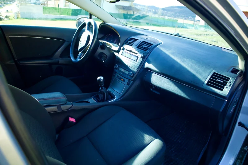 Toyota Avensis 1.6, снимка 11 - Автомобили и джипове - 53045742