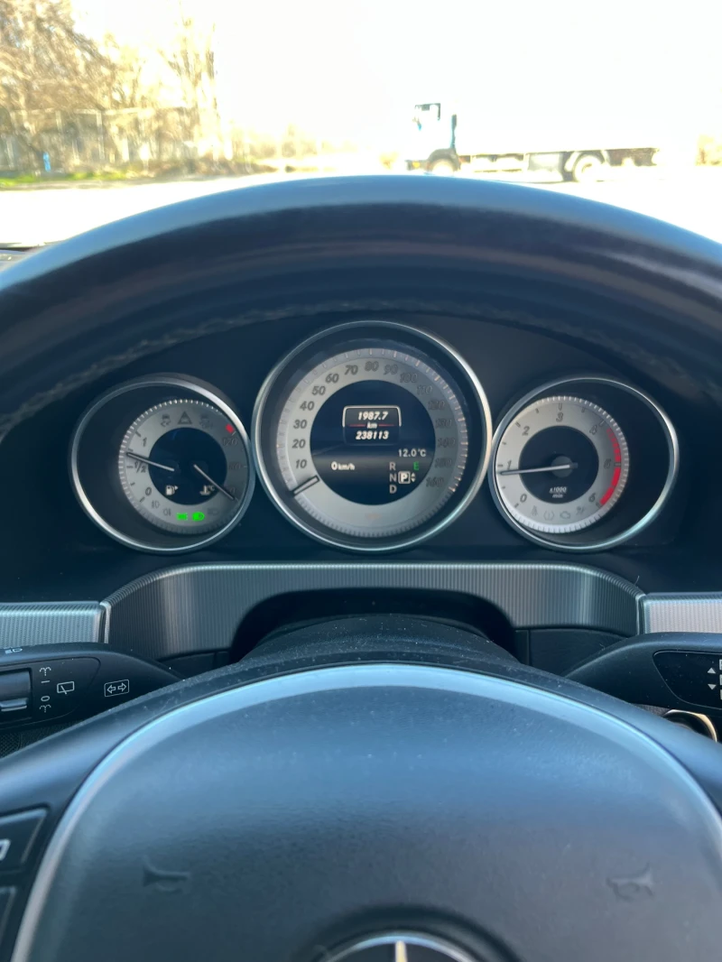 Mercedes-Benz E 220, снимка 4 - Автомобили и джипове - 53585879