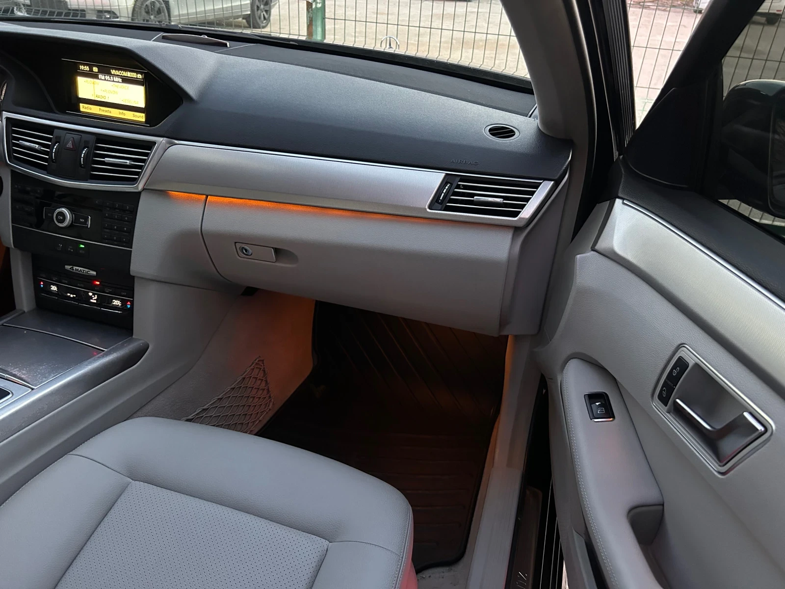 Mercedes-Benz E 250 4MATIC, снимка 12 - Автомобили и джипове - 54127653