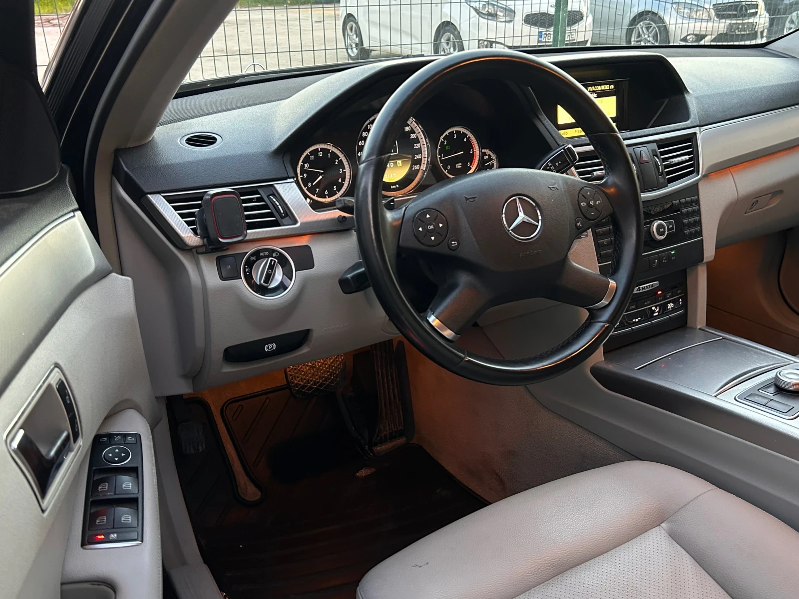 Mercedes-Benz E 250 4MATIC, снимка 10 - Автомобили и джипове - 54127653