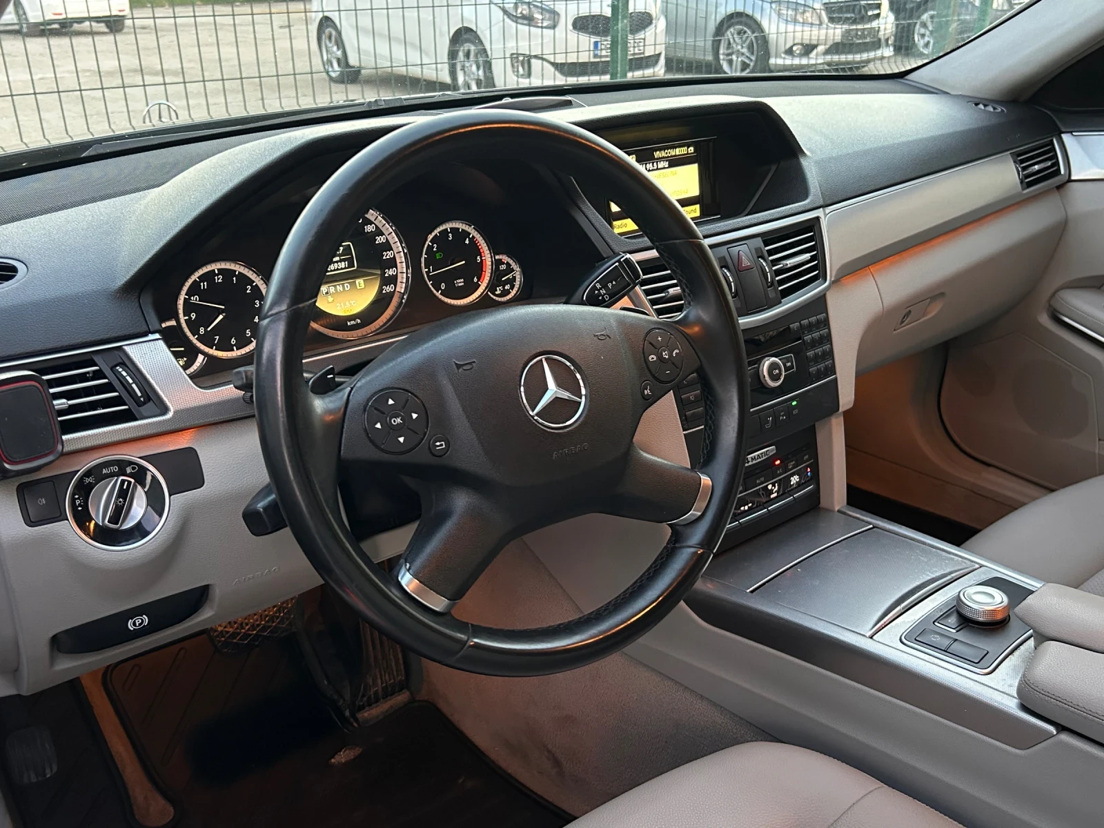 Mercedes-Benz E 250 4MATIC, снимка 11 - Автомобили и джипове - 54127653