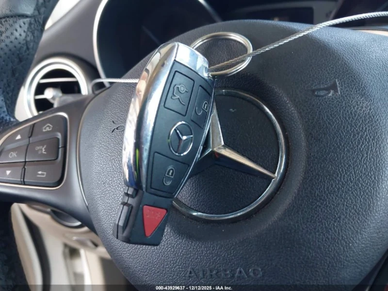 Mercedes-Benz GLC 300 2.0L I-4 DI, DOHC, VVT, TURBO, 241HP 4X2 Drive, снимка 3 - Автомобили и джипове - 53443348