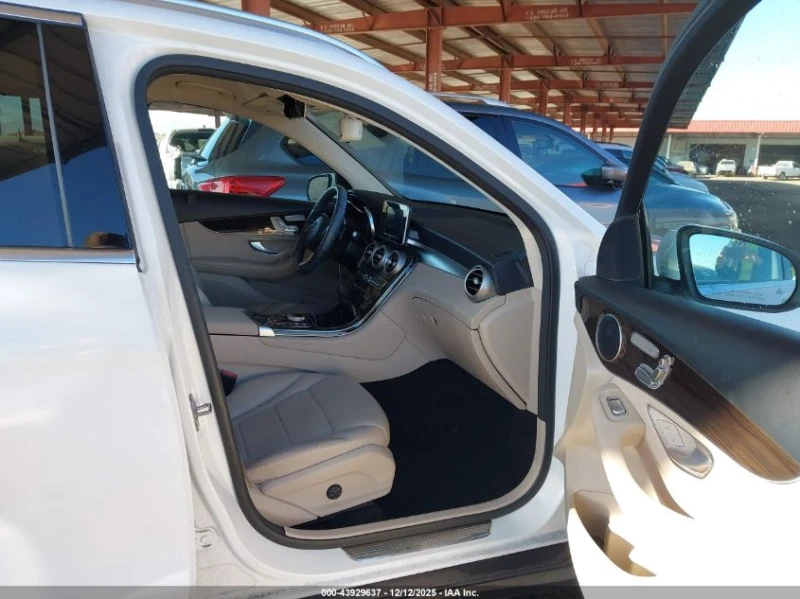 Mercedes-Benz GLC 300 2.0L I-4 DI, DOHC, VVT, TURBO, 241HP 4X2 Drive, снимка 10 - Автомобили и джипове - 53443348