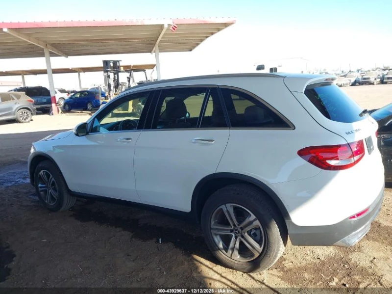 Mercedes-Benz GLC 300 2.0L I-4 DI, DOHC, VVT, TURBO, 241HP 4X2 Drive, снимка 6 - Автомобили и джипове - 53443348