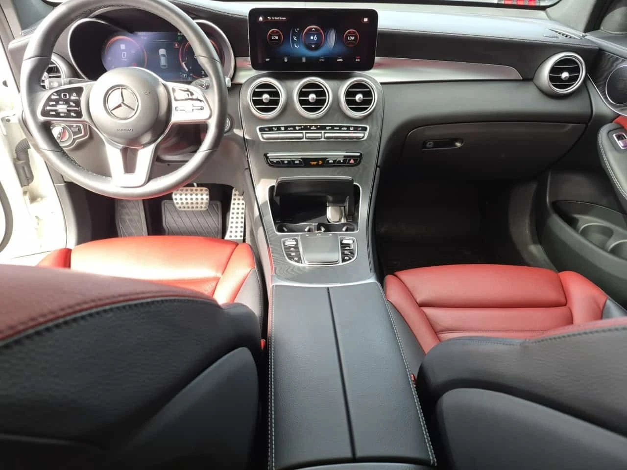 Mercedes-Benz GLC 300  4MATIC Coupe  / 360 / DIS / CARFAX , снимка 2 - Автомобили и джипове - 55782404