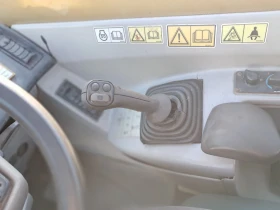 Телескопичен товарач Caterpillar ТН360В, снимка 10