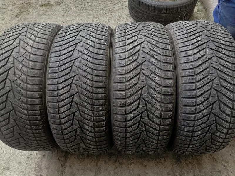 Гуми Зимни 275/45R20, снимка 1 - Гуми и джанти - 31188217