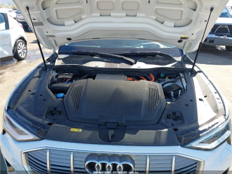 Audi E-Tron ОБДУХВАНЕ* ПОДГРЕВ* AMBIENT* HEAD-UP* Bang & Olufs, снимка 10 - Автомобили и джипове - 53250356