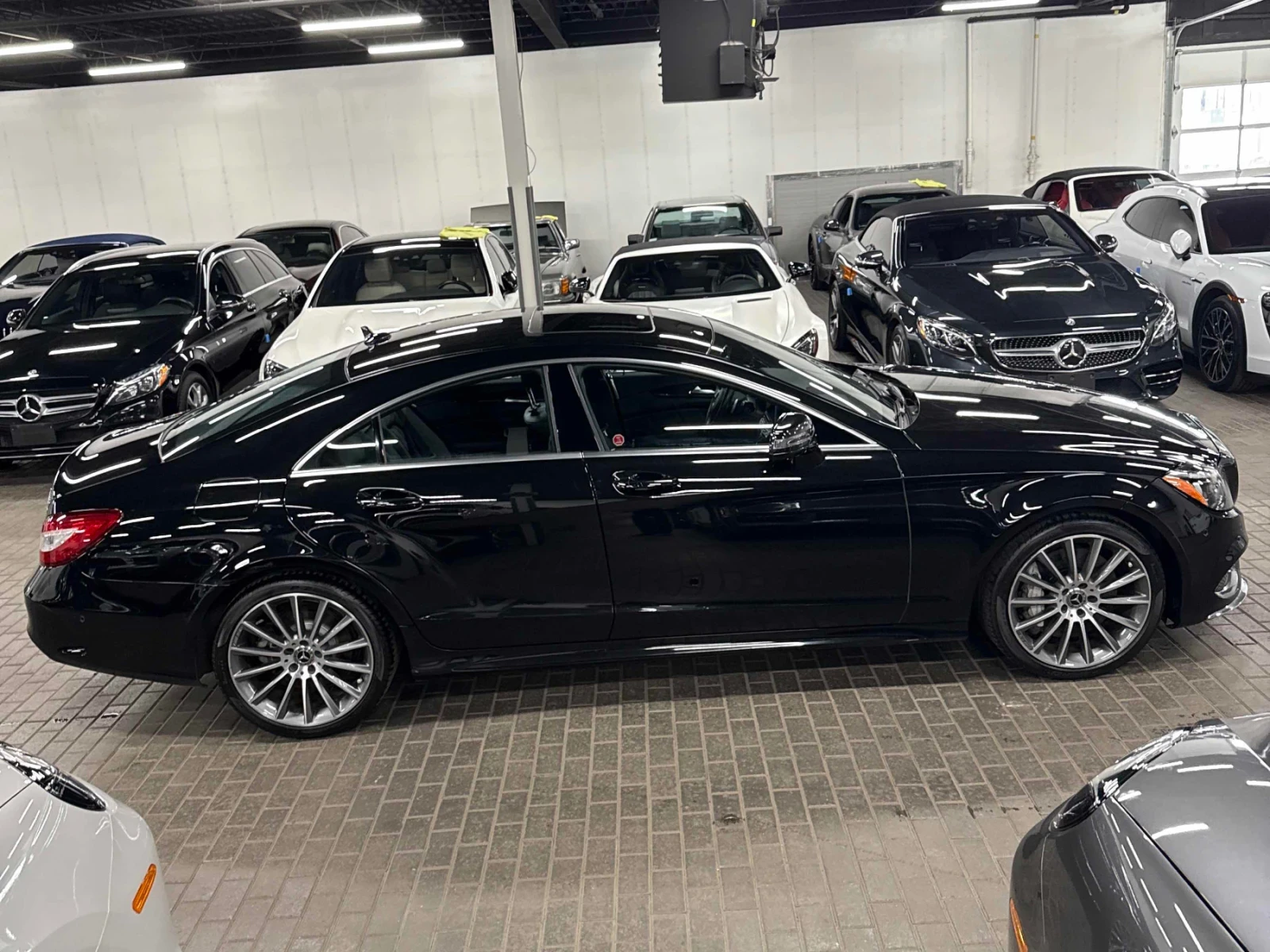 Mercedes-Benz CLS 550 CAR FAX * АВТО КРЕДИТ * ЦЕНА ДО БГ * , снимка 3 - Автомобили и джипове - 54034688