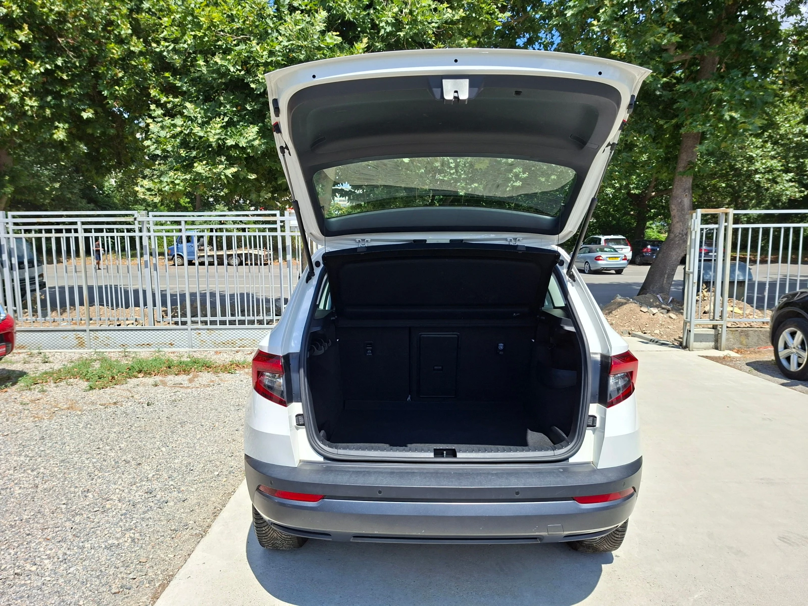 Skoda Karoq DISTR./LED/NAVI/KAMERA, снимка 16 - Автомобили и джипове - 55174762