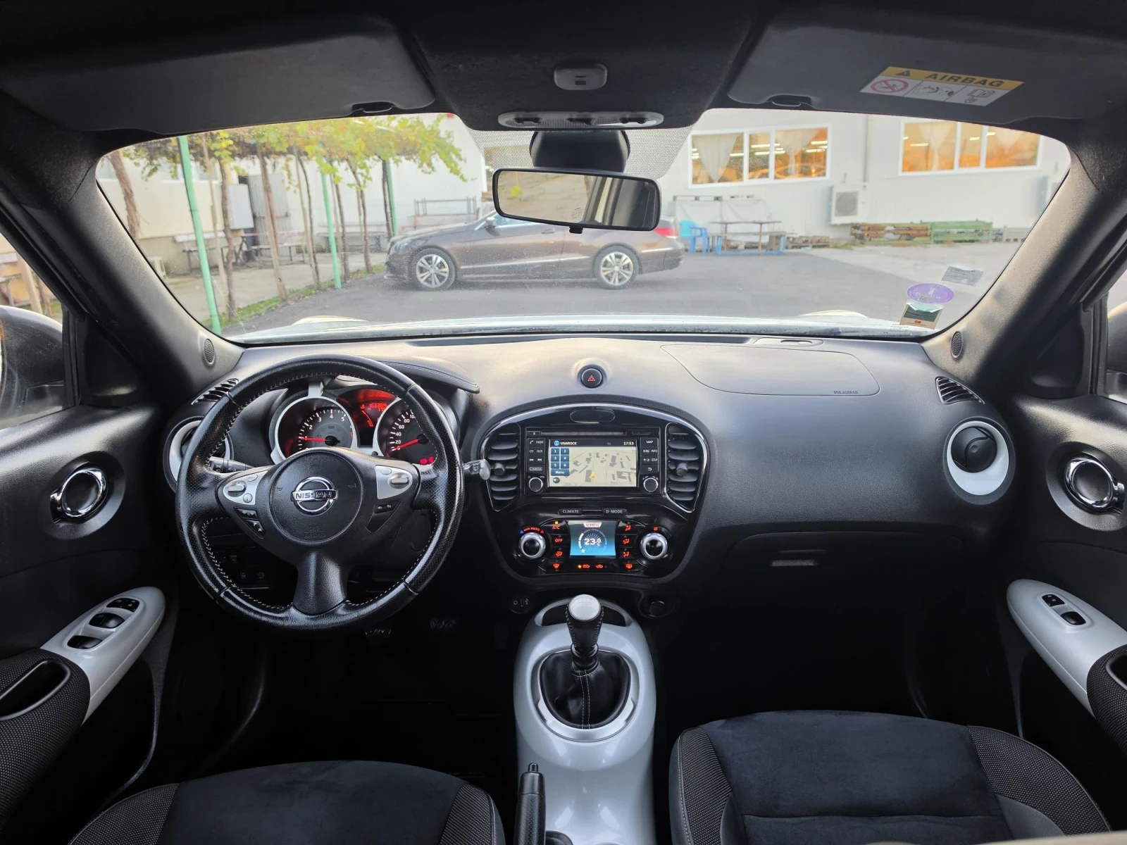 Nissan Juke 1.2i DIG-T, снимка 10 - Автомобили и джипове - 56600528