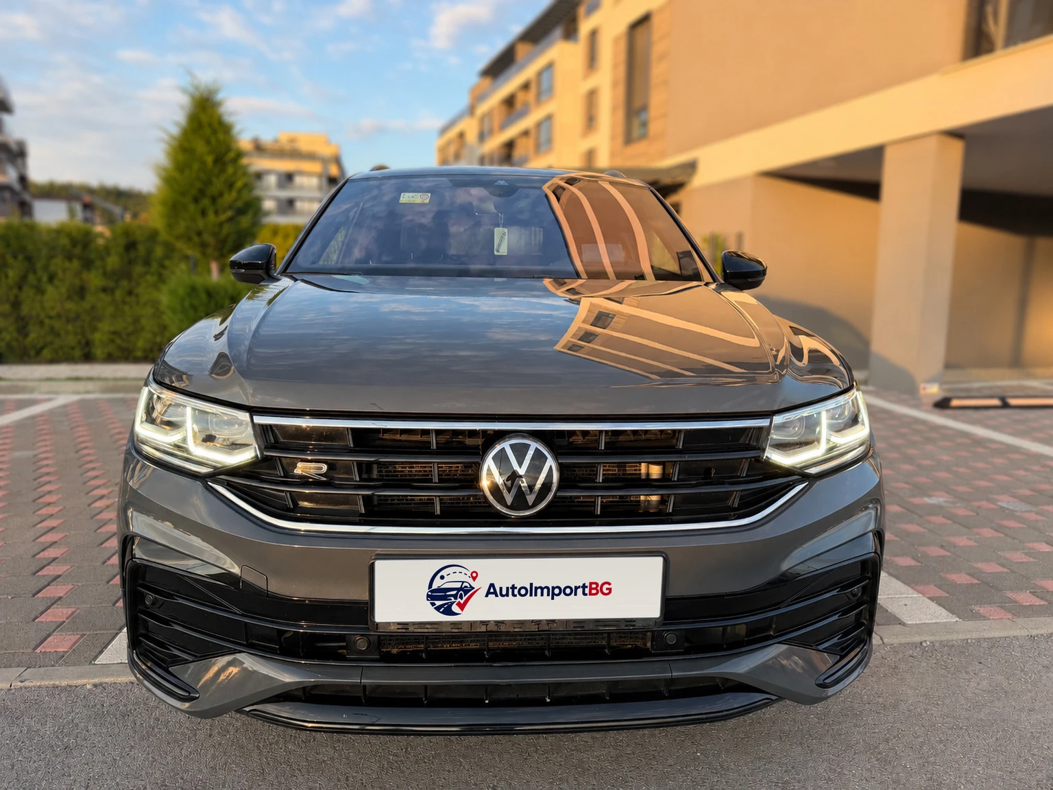 VW Tiguan R-Line* 4MOTION* IQ.LIGHT* DCC* Head-up* KEYLESS, снимка 2 - Автомобили и джипове - 56647352