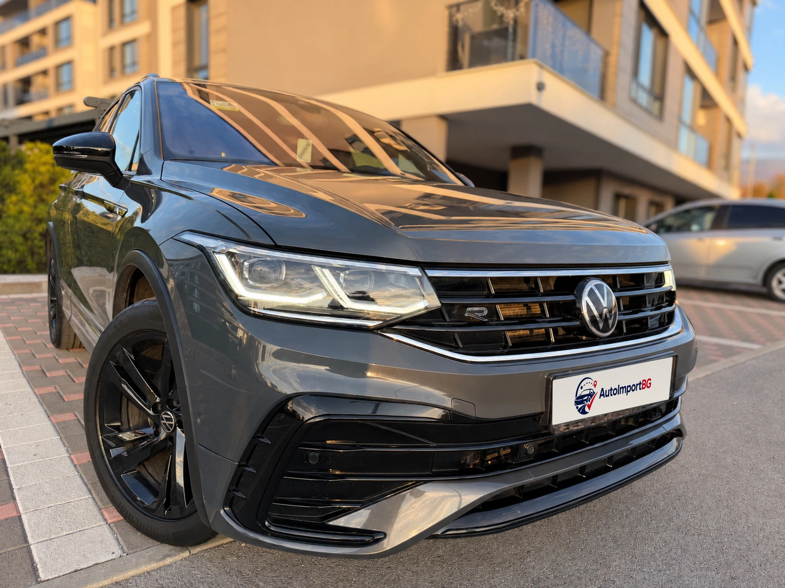 VW Tiguan R-Line* 4MOTION* IQ.LIGHT* DCC* Head-up* KEYLESS, снимка 8 - Автомобили и джипове - 56647352