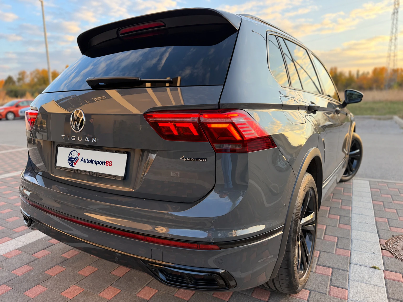 VW Tiguan R-Line* 4MOTION* IQ.LIGHT* DCC* Head-up* KEYLESS, снимка 4 - Автомобили и джипове - 56647352