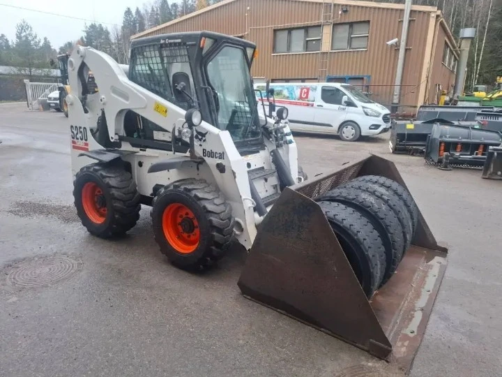 Мини челни товарачи Bobcat S250 - изображение 5