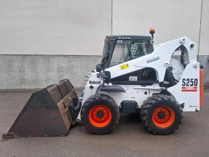 Мини челни товарачи Bobcat S250 - изображение 2