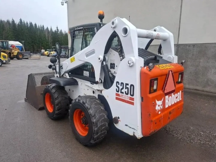 Мини челни товарачи Bobcat S250 - изображение 4
