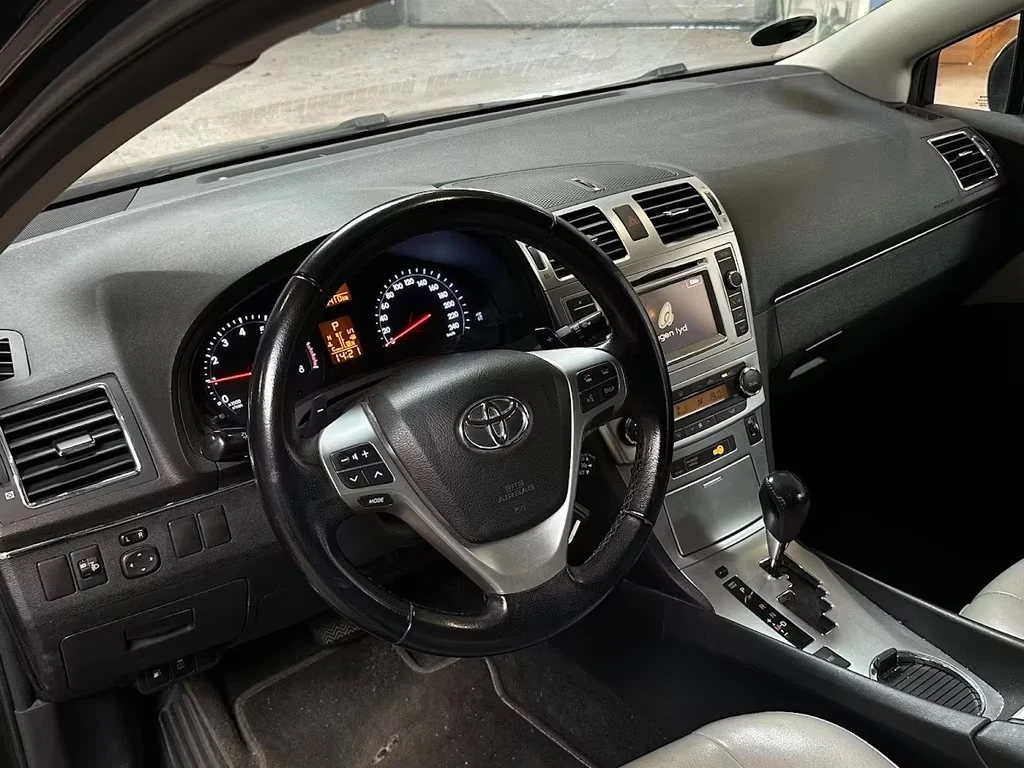 Toyota Avensis 1.8 benzin Automat - изображение 7