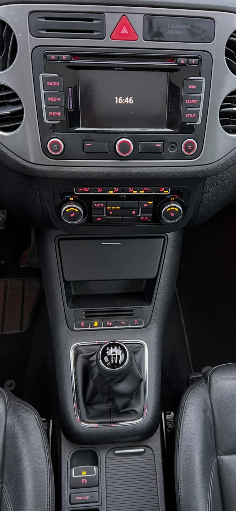 VW Tiguan 2.0Tdi 140 панорама подгрев кожа, снимка 17 - Автомобили и джипове - 53222679