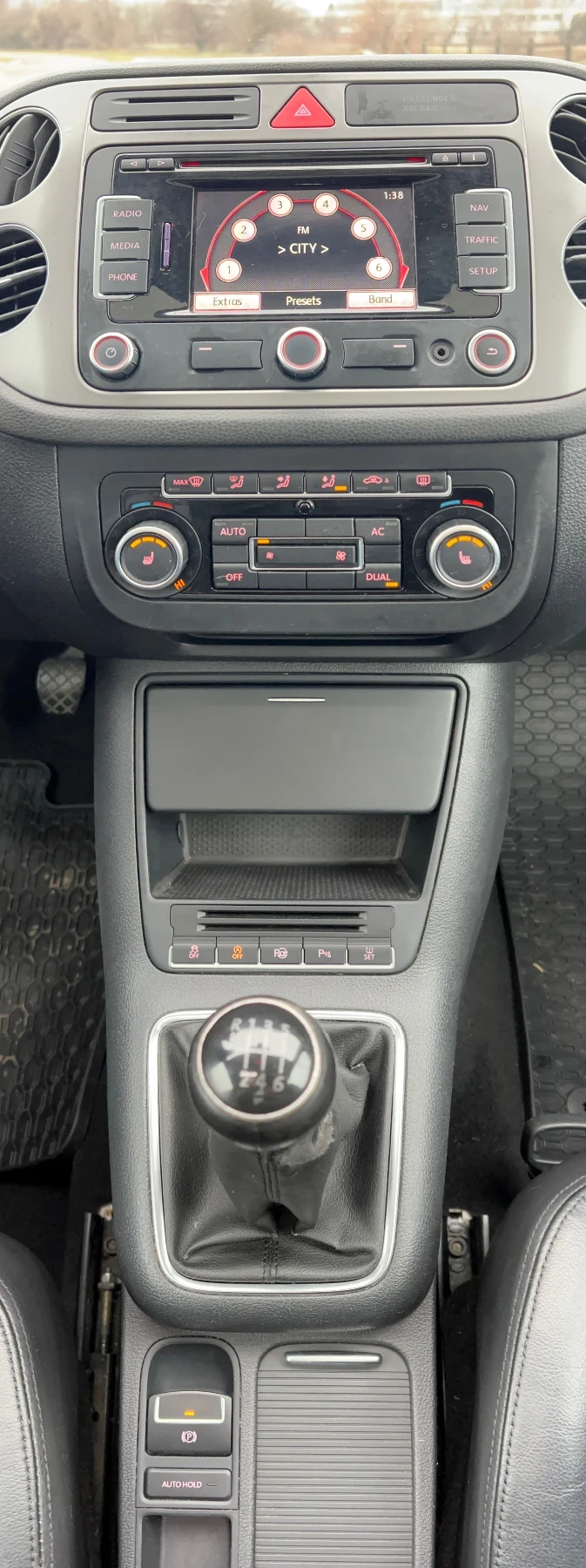 VW Tiguan 2.0Tdi 140 панорама подгрев кожа, снимка 17 - Автомобили и джипове - 53222679