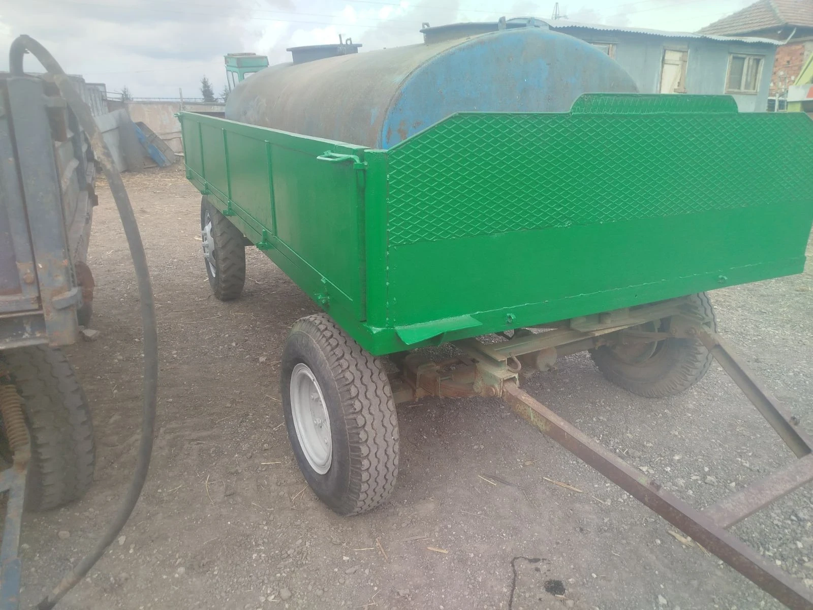 Друг вид Български Бордово ремарке с цистерна , снимка 3 - Селскостопанска техника - 53905541