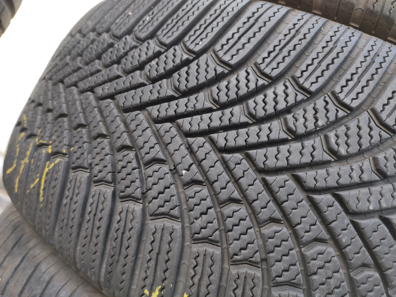 Гуми Зимни 235/45R19