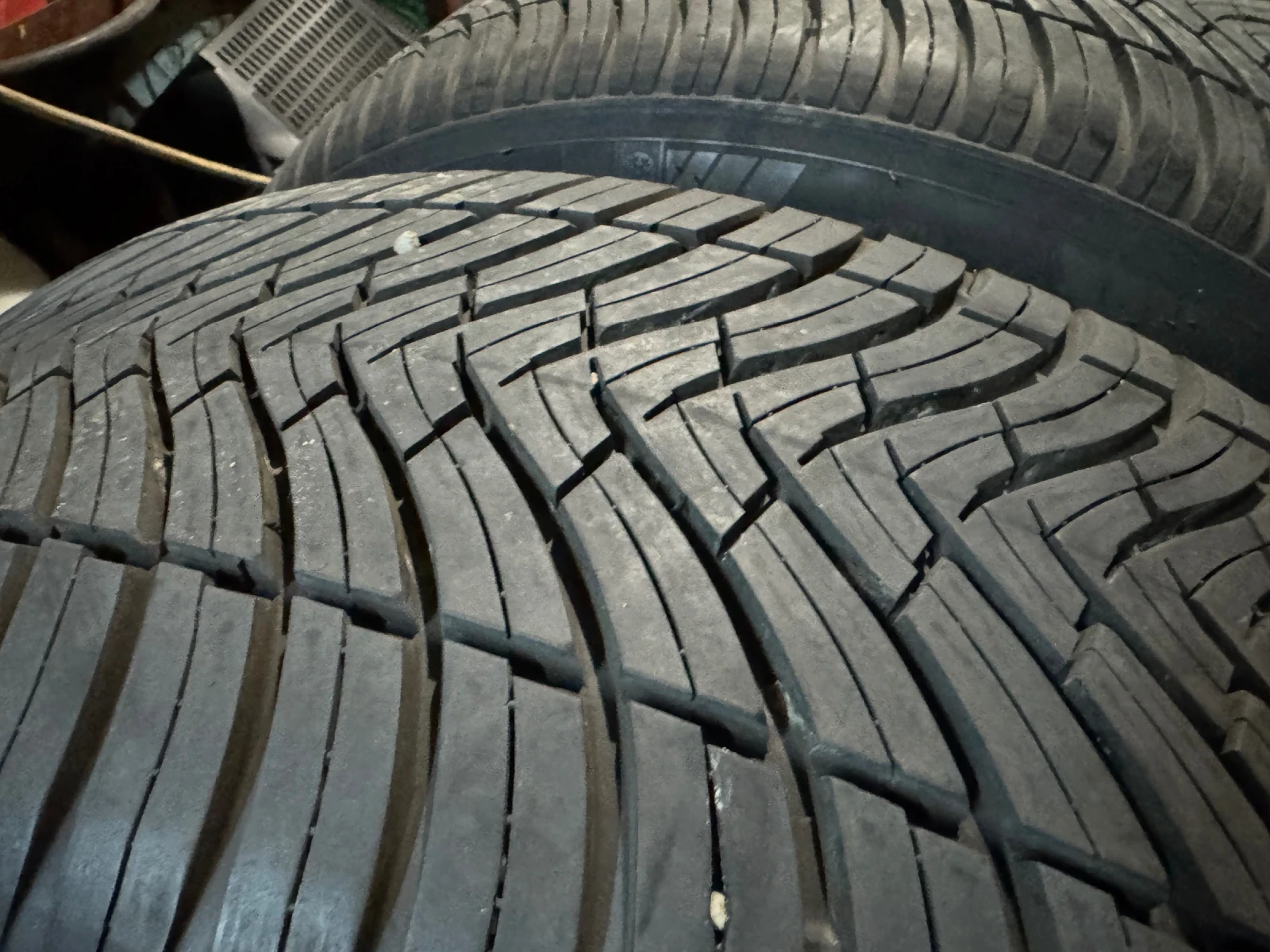 Гуми Всесезонни 235/55R19, снимка 7 - Гуми и джанти - 56718870