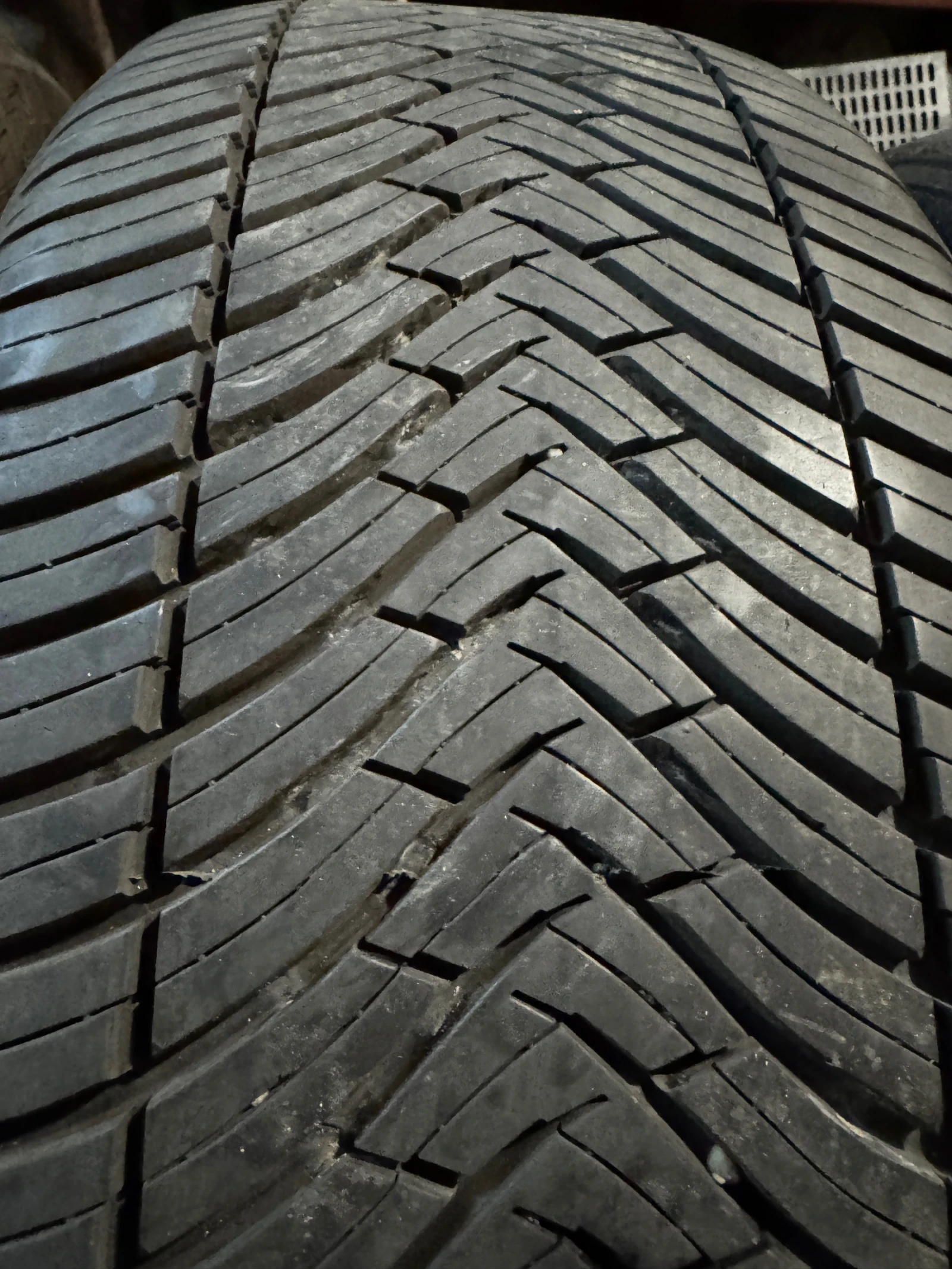 Гуми Всесезонни 235/55R19, снимка 11 - Гуми и джанти - 56718870