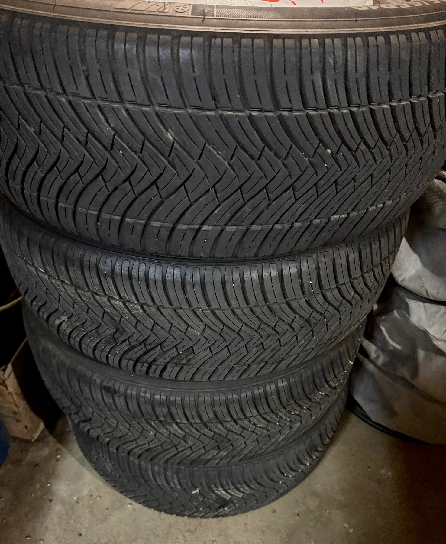Гуми Всесезонни 235/55R19, снимка 2 - Гуми и джанти - 56718870