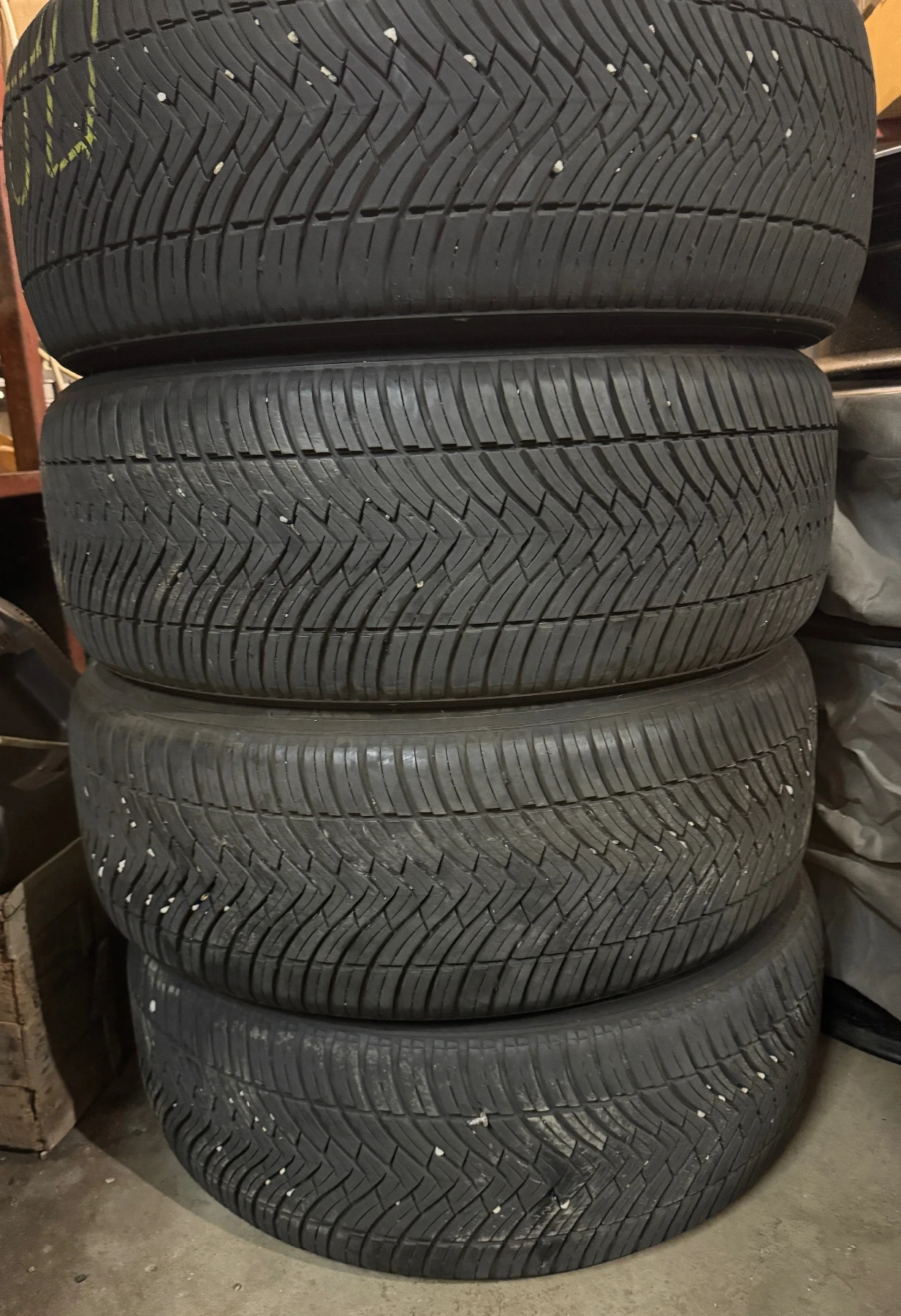 Гуми Всесезонни 235/55R19, снимка 4 - Гуми и джанти - 56718870