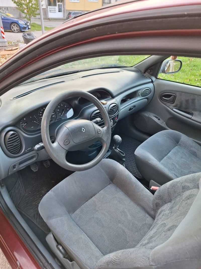 Renault Megane 1.6, снимка 4 - Автомобили и джипове - 48017815