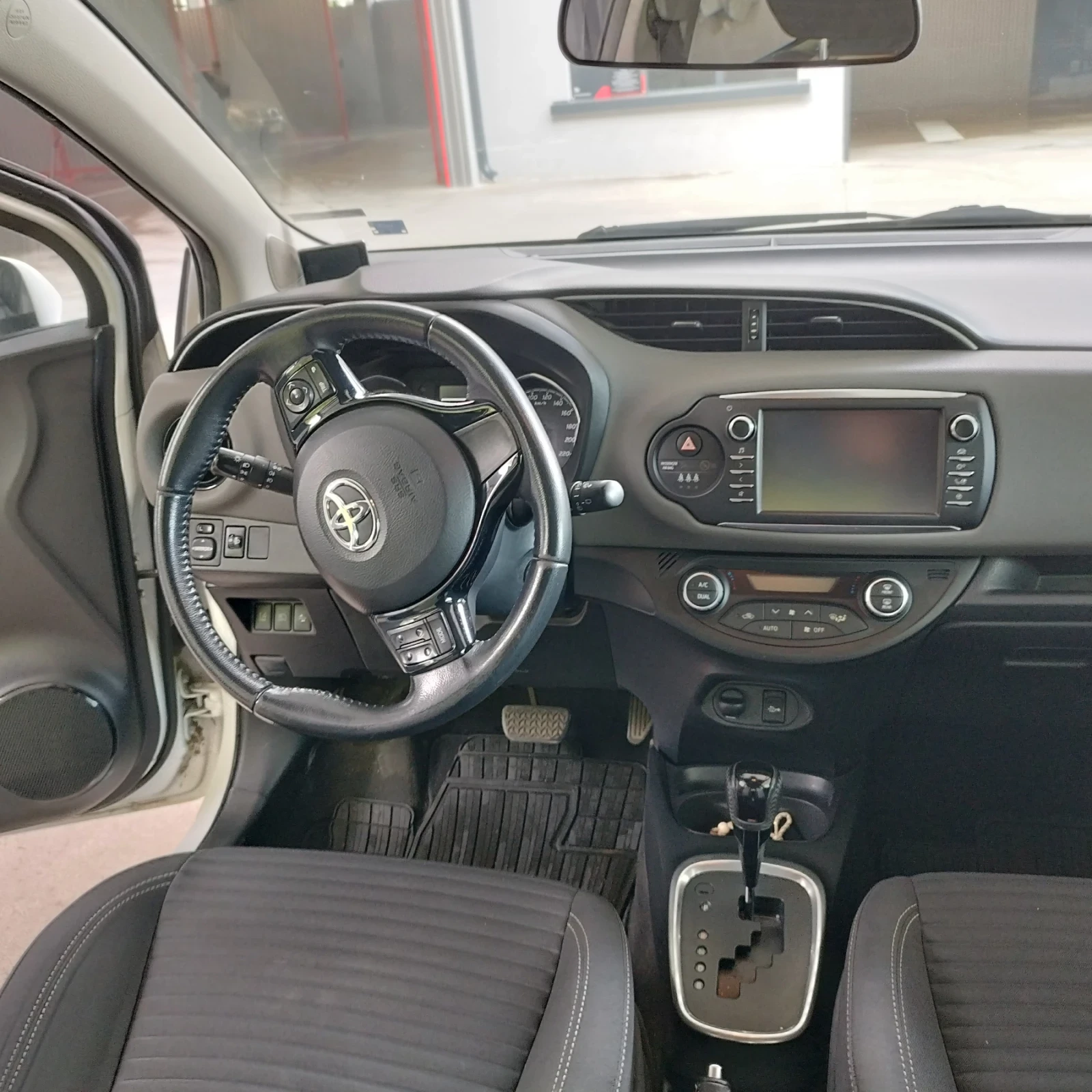Toyota Yaris 1.5 Hybrid  - изображение 10