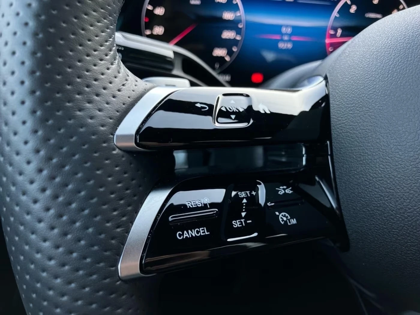 Mercedes-Benz C 220 d/ AMG/ LED/ CAMERA/ DISTRONIC/, снимка 9 - Автомобили и джипове - 53862644