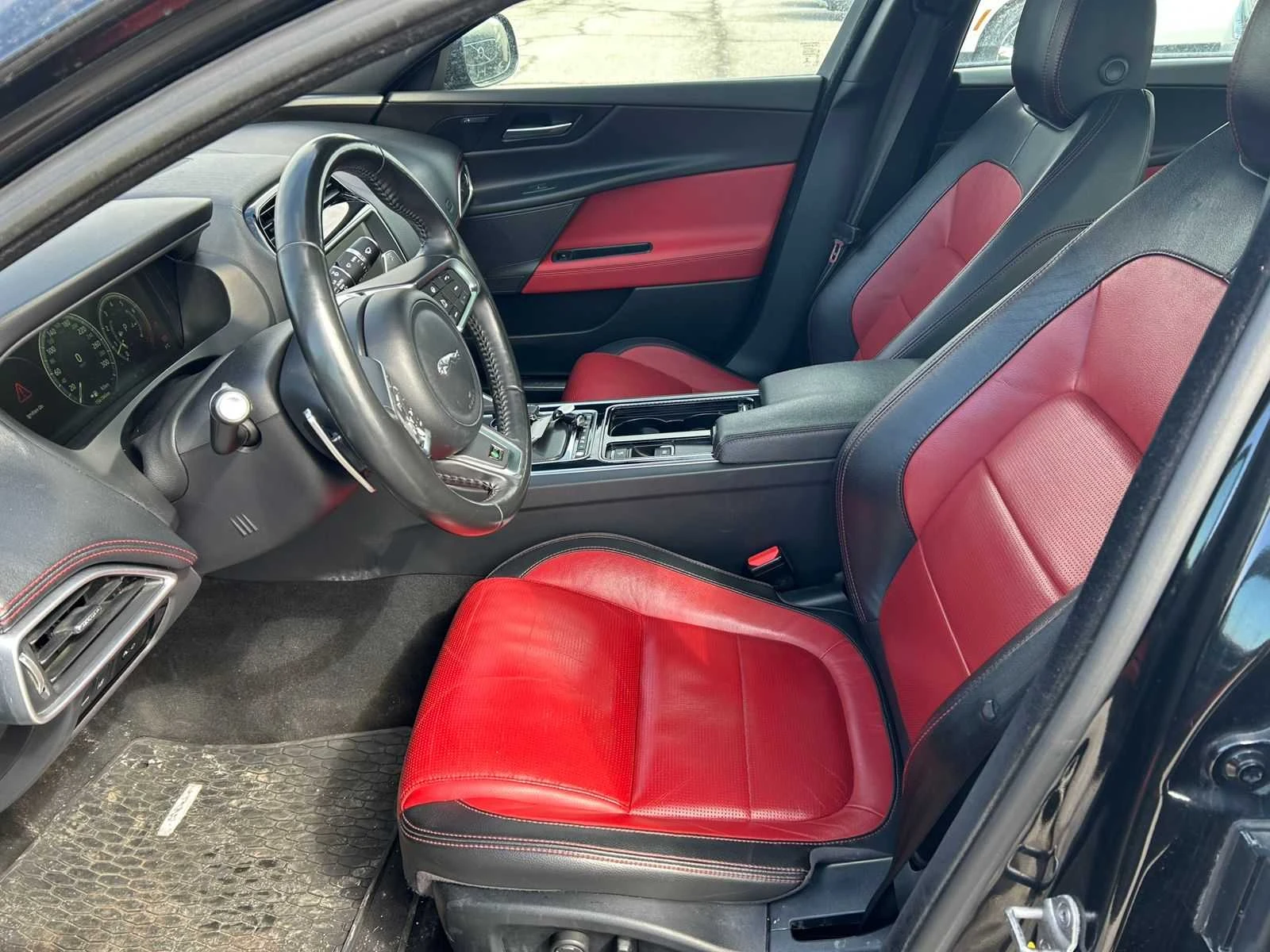 Jaguar XE R-Sport* 4x4* Pano* Back cam* Обдухване* Подгрев* , снимка 6 - Автомобили и джипове - 54112784