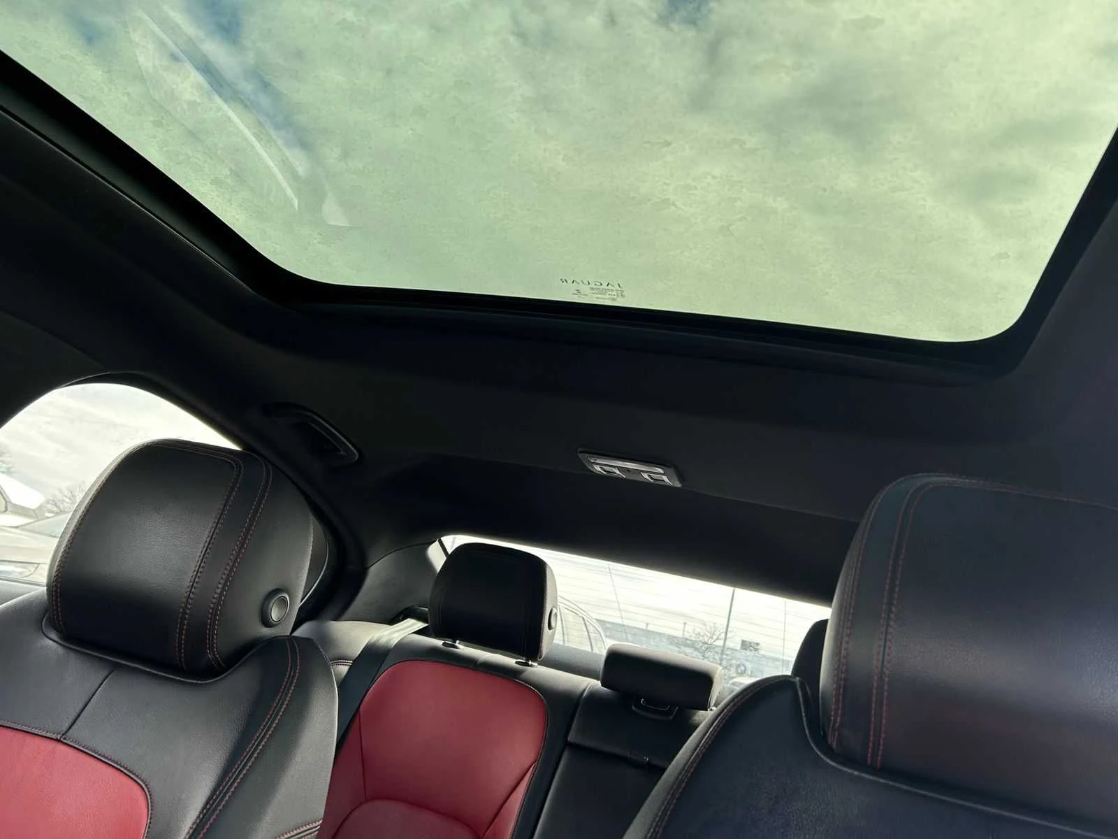 Jaguar XE R-Sport* 4x4* Pano* Back cam* Обдухване* Подгрев* , снимка 10 - Автомобили и джипове - 54112784