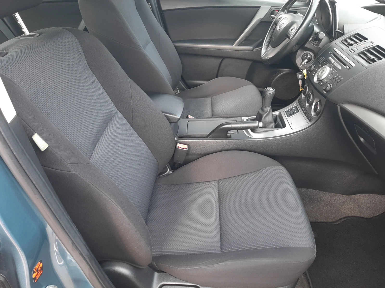 Mazda 3 1.6i 105кс, снимка 13 - Автомобили и джипове - 56741879
