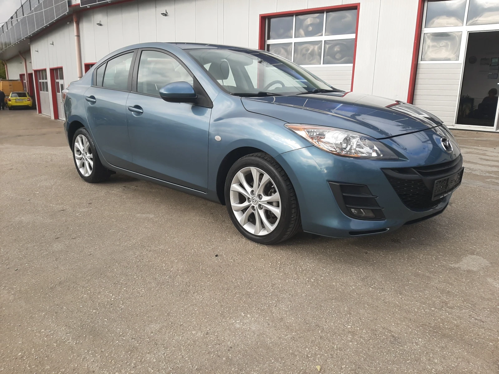 Mazda 3 1.6i 105кс, снимка 4 - Автомобили и джипове - 56741879
