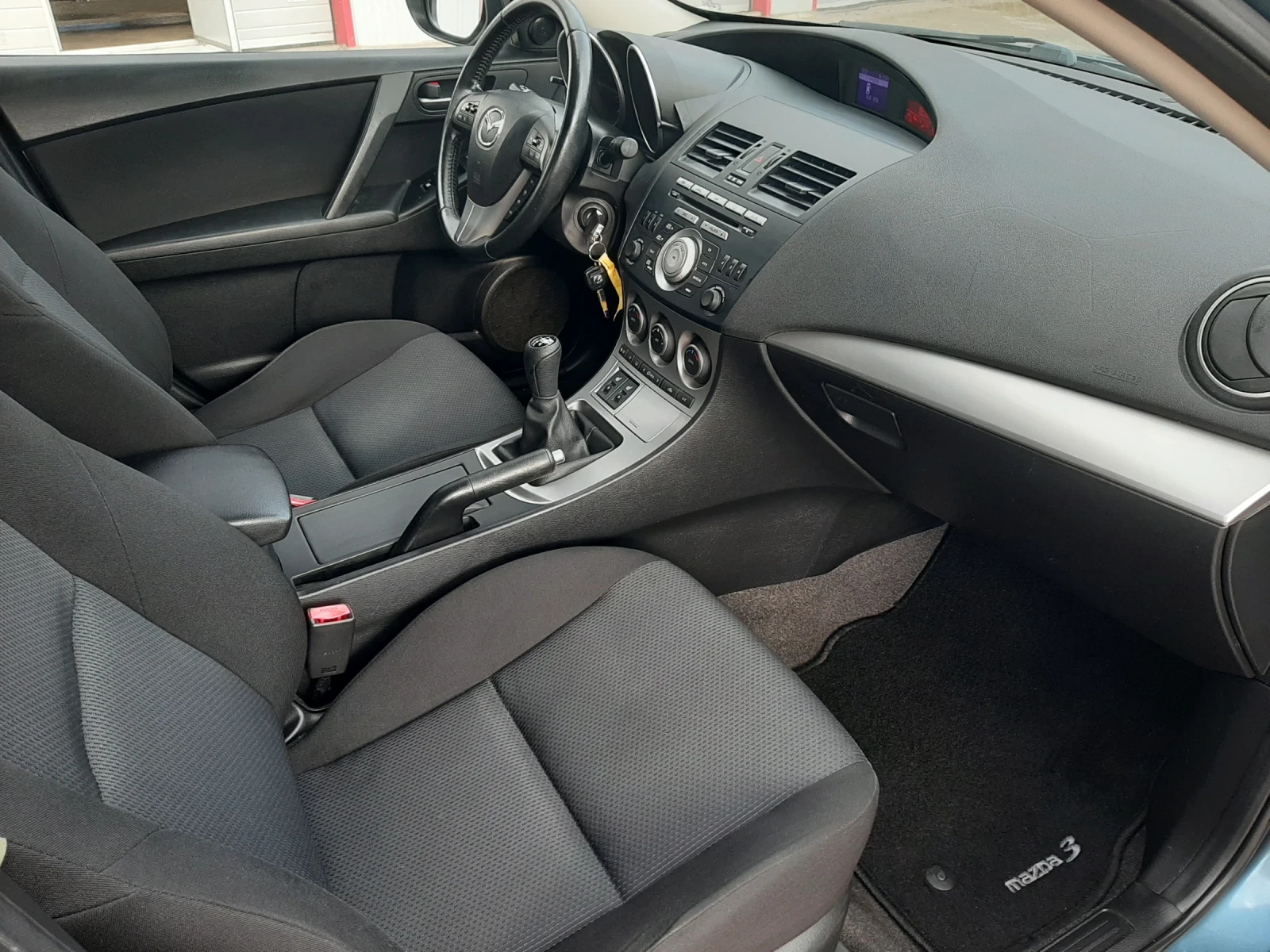 Mazda 3 1.6i 105кс, снимка 12 - Автомобили и джипове - 56741879