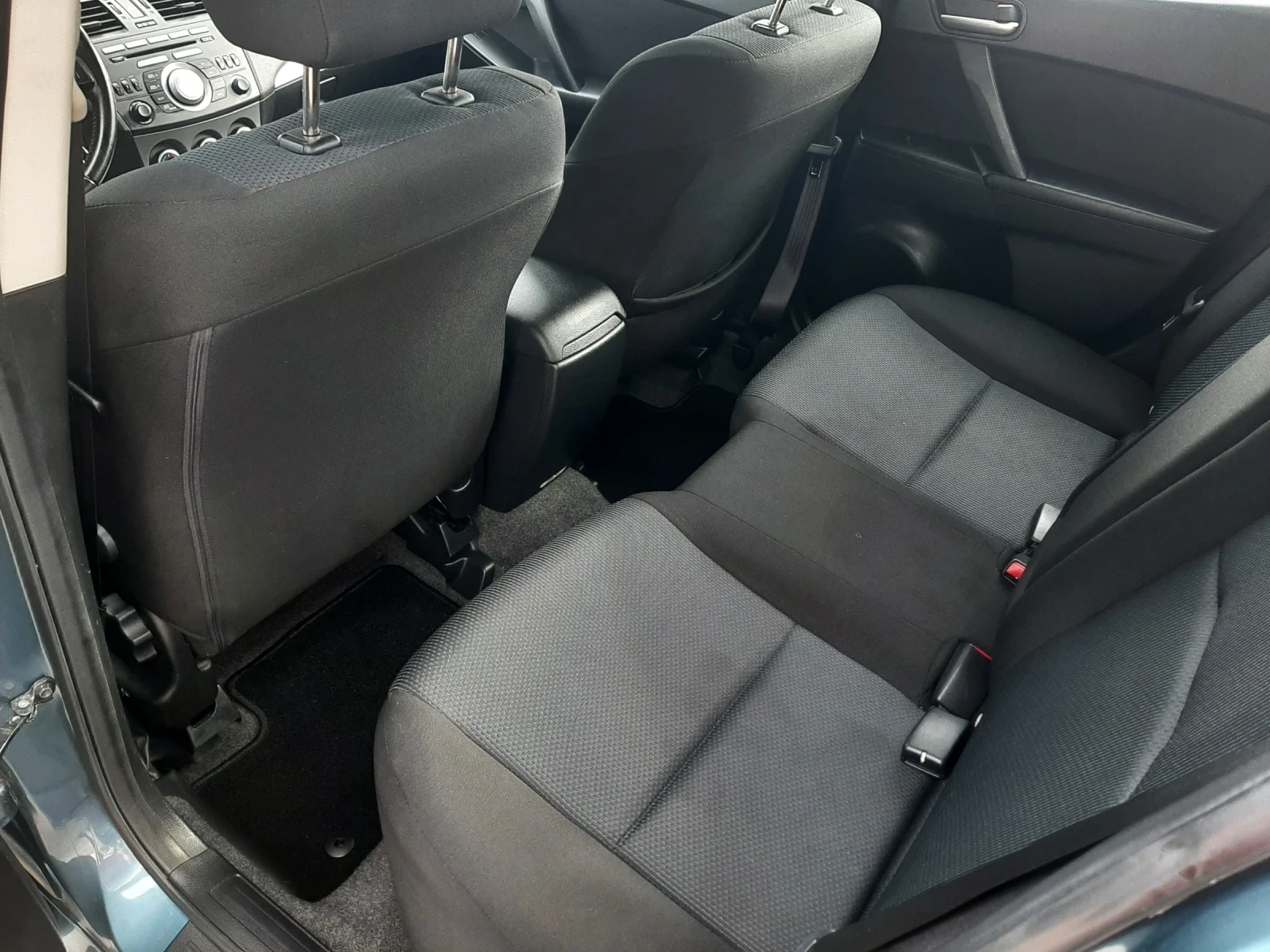 Mazda 3 1.6i 105кс, снимка 14 - Автомобили и джипове - 56741879
