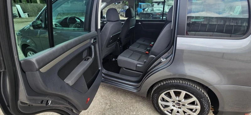 VW Touran, снимка 10 - Автомобили и джипове - 52496223