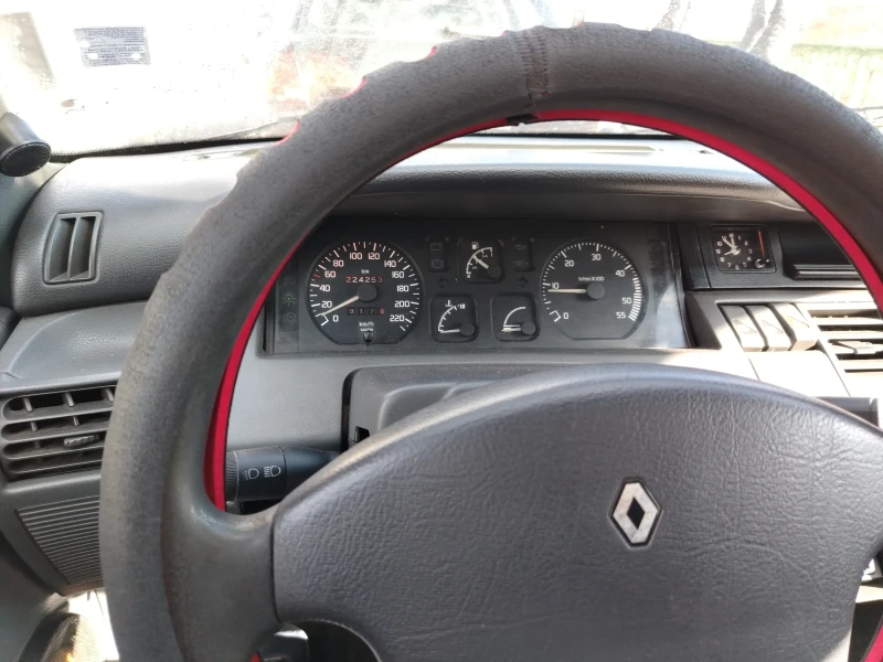 Renault Clio 1.9, снимка 8 - Автомобили и джипове - 52537514