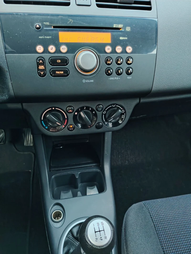 Suzuki Swift 1.3. 4x4, снимка 11 - Автомобили и джипове - 53105674