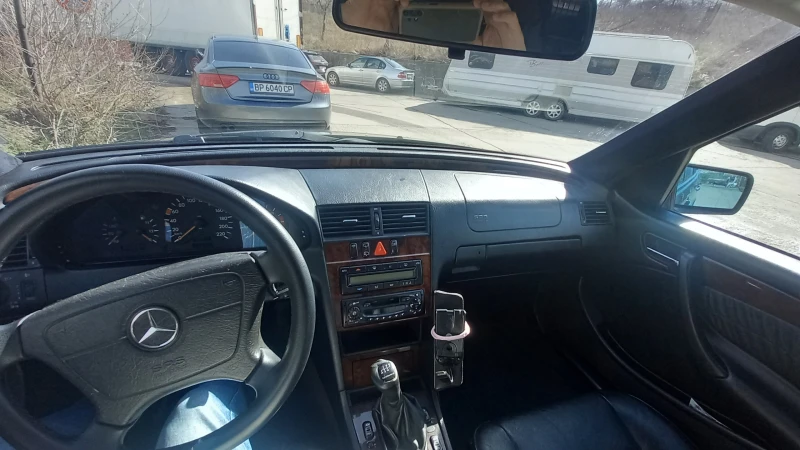 Mercedes-Benz C 220, снимка 8 - Автомобили и джипове - 53540524