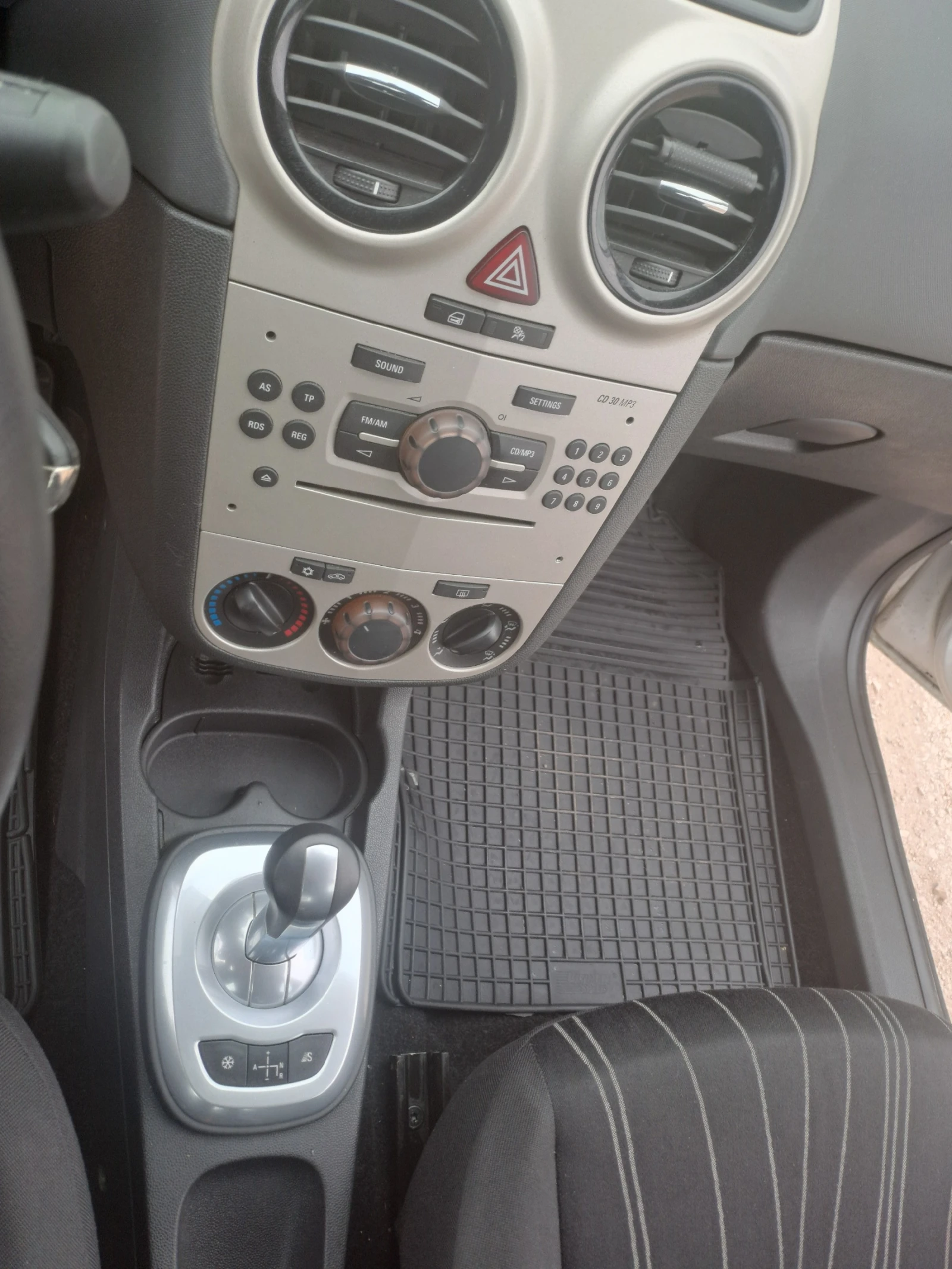 Opel Corsa 1.2i AUTOMAT ESKLUZIVE , снимка 12 - Автомобили и джипове - 53968152