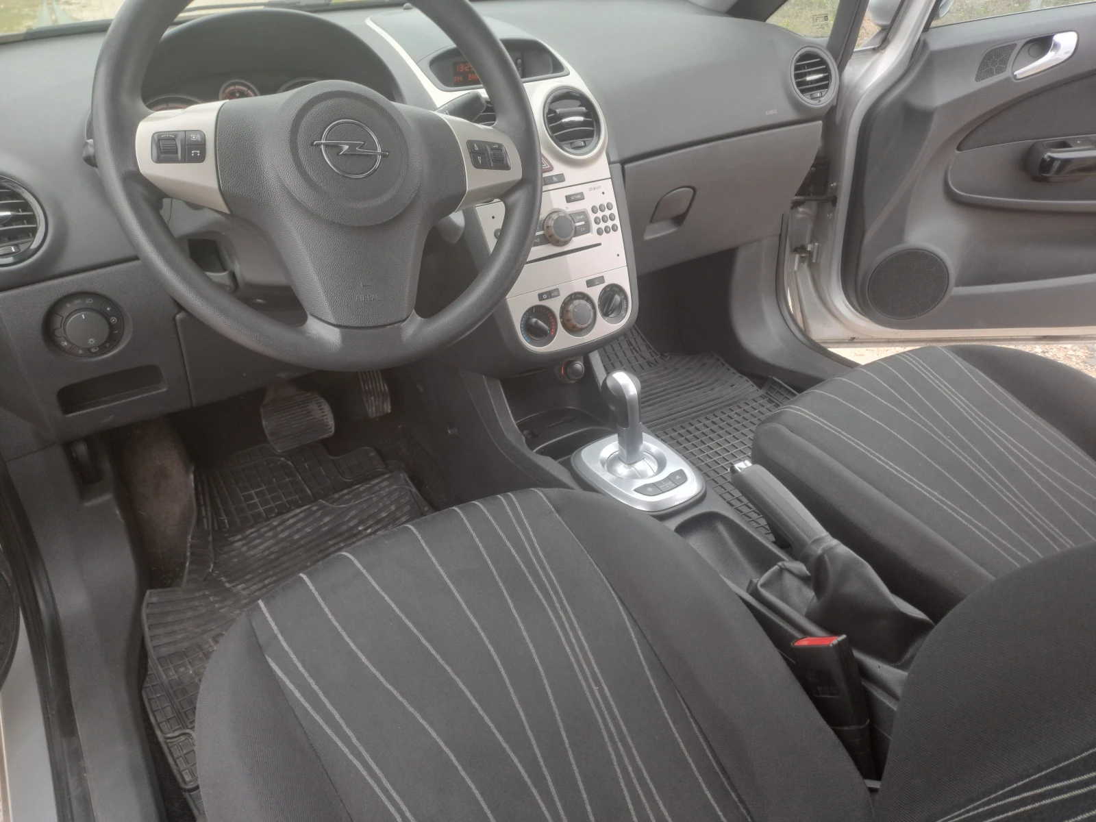 Opel Corsa 1.2i AUTOMAT ESKLUZIVE , снимка 13 - Автомобили и джипове - 53968152