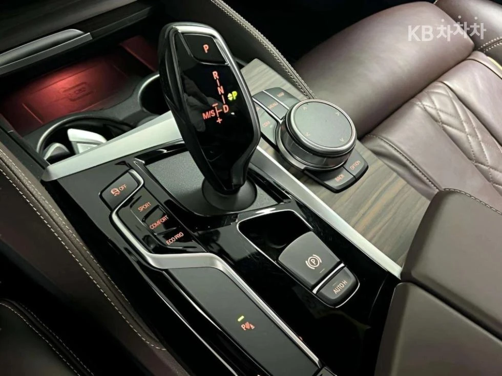 BMW 520 M SPORT + 360CAM/PANORAMA/FULL, снимка 14 - Автомобили и джипове - 55433371