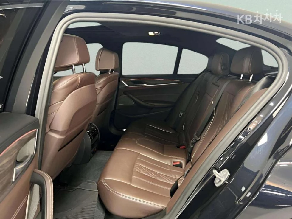 BMW 520 M SPORT + 360CAM/PANORAMA/FULL, снимка 12 - Автомобили и джипове - 55433371