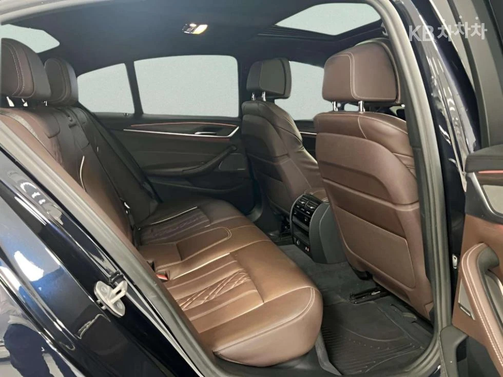 BMW 520 M SPORT + 360CAM/PANORAMA/FULL, снимка 13 - Автомобили и джипове - 55433371