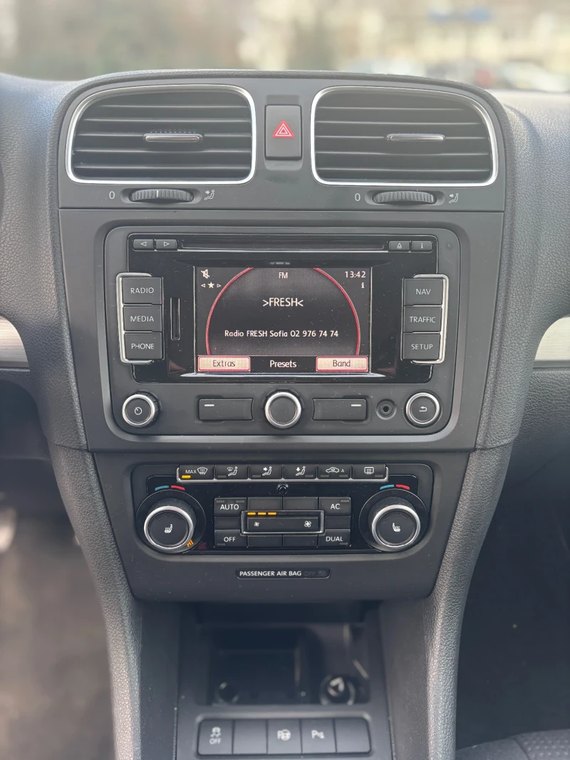 VW Golf 1.6TDI #НАПЪЛНО ОБСЛУЖЕН, снимка 11 - Автомобили и джипове - 52374912