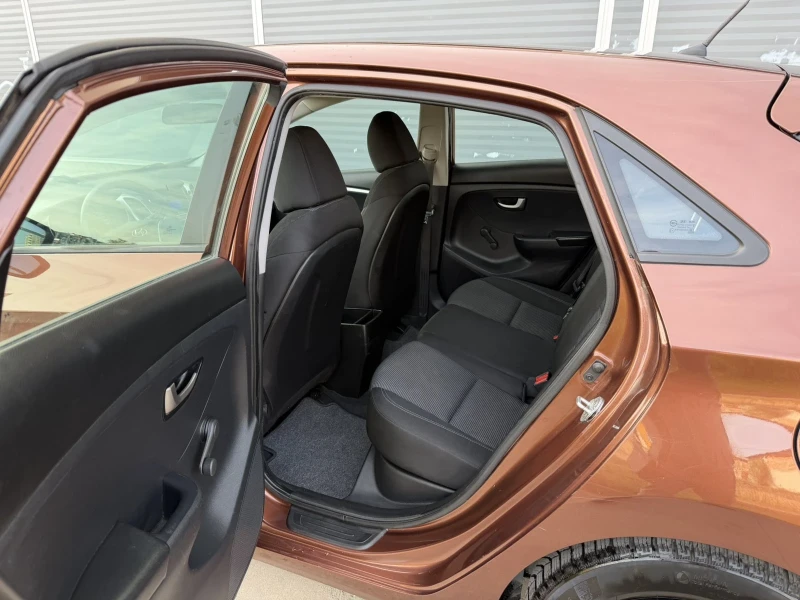 Hyundai I30 1.4i Comfort, снимка 14 - Автомобили и джипове - 52517478